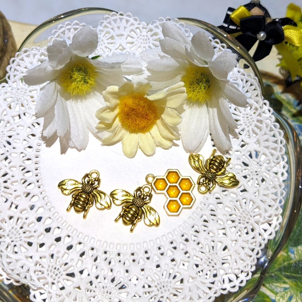 Bee Charm / Bee Pendant / Gold Bee